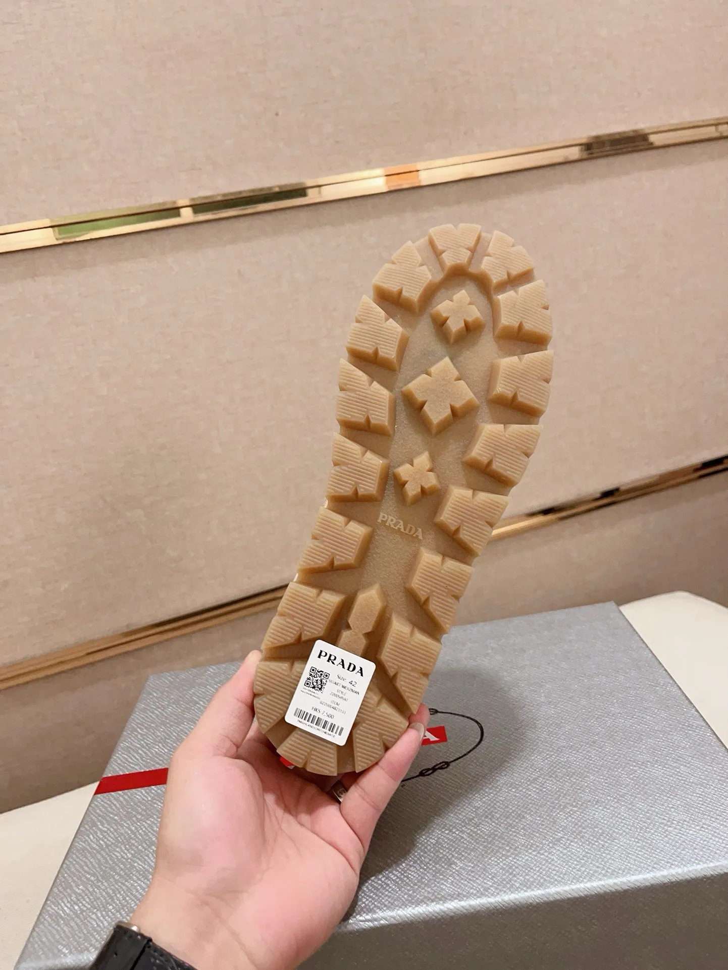 Men's shoes 💰 540💰 ✔️✔️✔️Higher version High-quality new PRADA (Prada) counters are launched at the same time. The new men's shoes and 😘 fabrics are made of high-tech glue-making technology. Lining: Full cowhide lining. 👍🏿 High-end ☄️ air-cushion molded anti-slip rubber outsole, exquisite lines, simple and elegant, comfortable and high-end for leisure travel. Code number: 38 to 44 (45 can be customized and cannot be returned or exchanged)